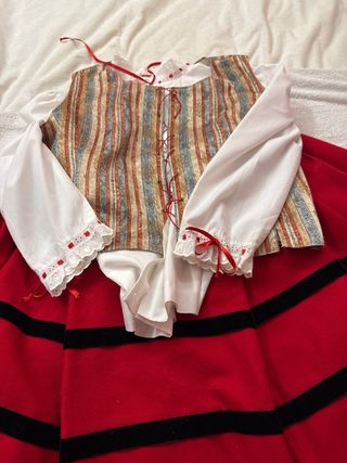 Traje Regional Asturiano Rojo y Blanco