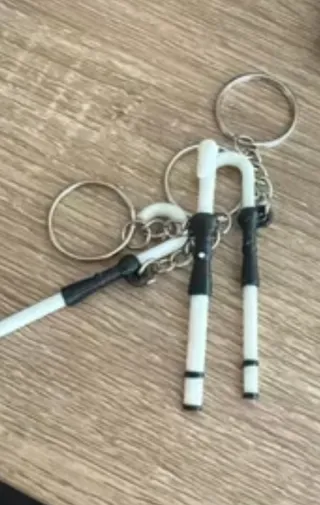 Llavero bastón blanco y negro