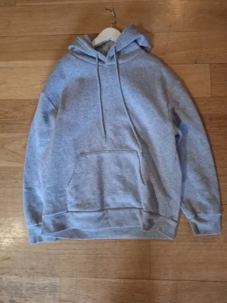 Sudadera gris con capucha