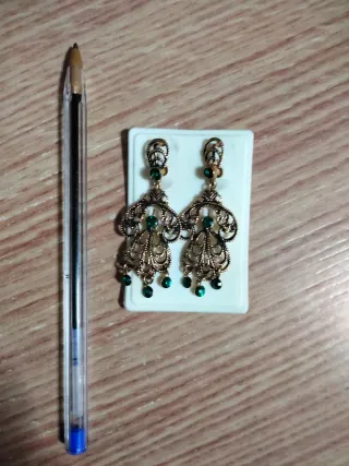 Pendientes dorados con piedras verdes