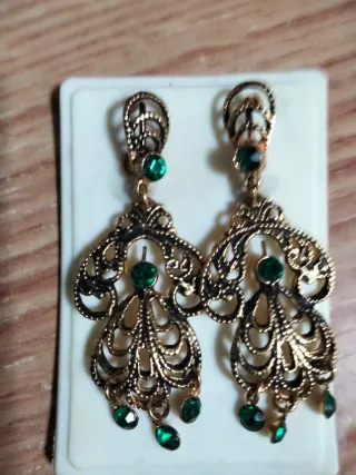 Pendientes dorados con piedras verdes