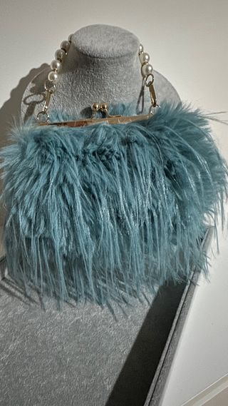 Mala de festa azul com pérolas