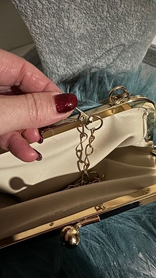 Mala de festa azul com pérolas