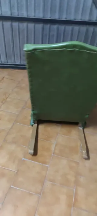 Mecedora de cuero verde