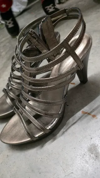 Sandalias doradas de tacón