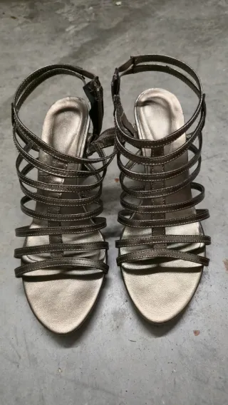 Sandalias doradas de tacón