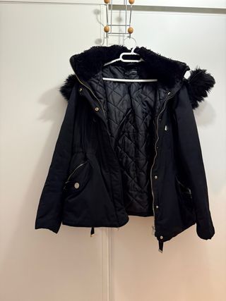 Chaquetón negro con capucha y pelo