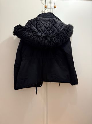 Chaquetón negro con capucha y pelo