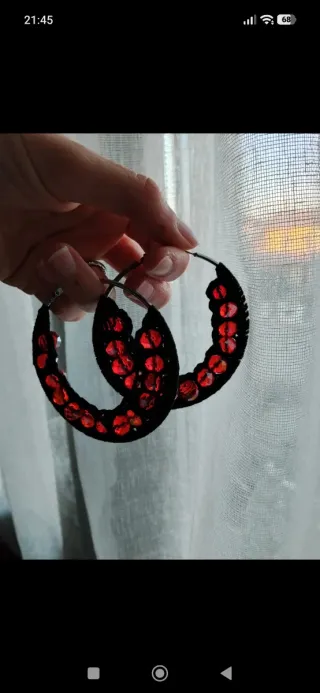 Orecchini all'uncinetto con perle rosse