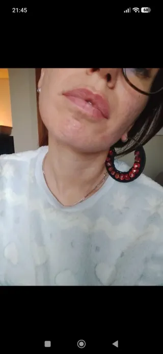 Orecchini all'uncinetto con perle rosse