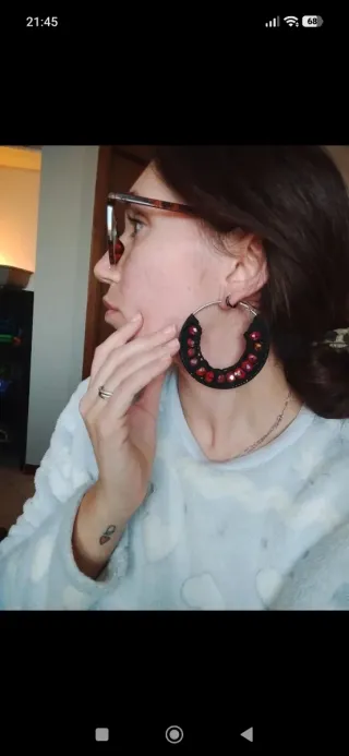 Orecchini all'uncinetto con perle rosse