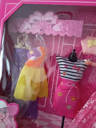 Muñeca con accesorios de moda