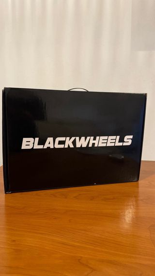 Patines en línea negros y naranjas