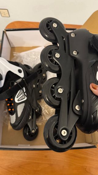 Patines en línea negros y naranjas