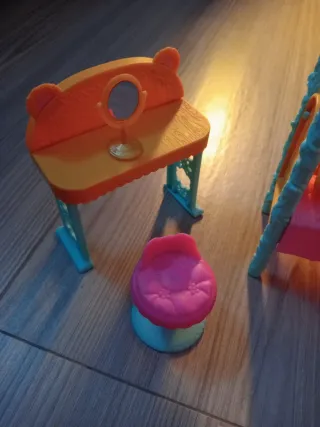 Dormitorio Enchantimals con muñeca y accesorios