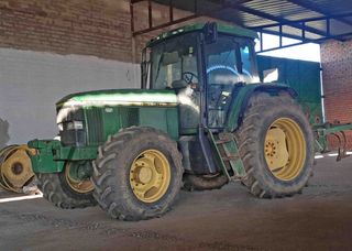Tractor John Deere 6600.