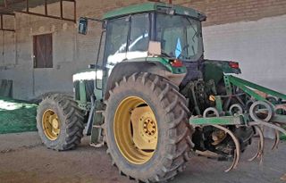 Tractor John Deere 6600.