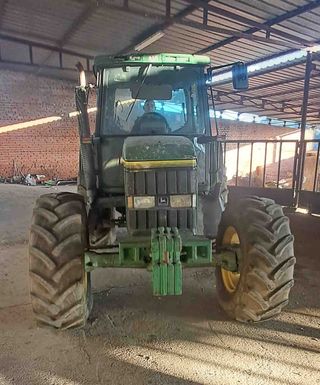 Tractor John Deere 6600.