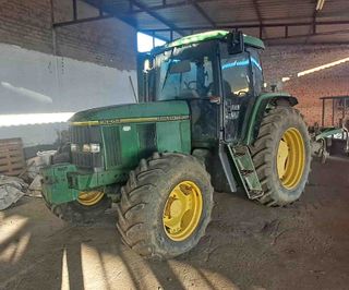 Tractor John Deere 6600.