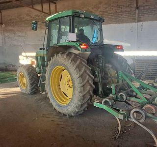 Tractor John Deere 6600.