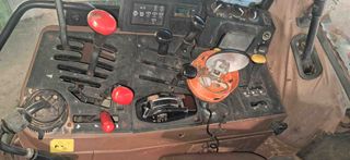 Tractor John Deere 6600.