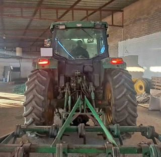 Tractor John Deere 6600.