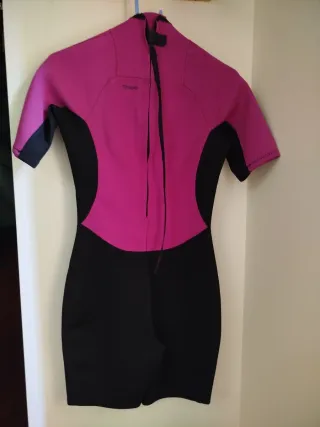 Traje de neopreno mujer corto rosa y negro.