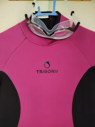 Traje de neopreno mujer corto rosa y negro.