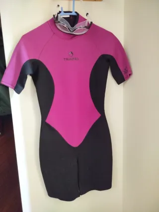 Traje de neopreno mujer corto rosa y negro.