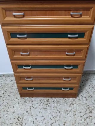 Aparador de madera marrón y verde