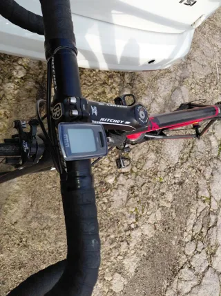 Bici de carretera roja y negra