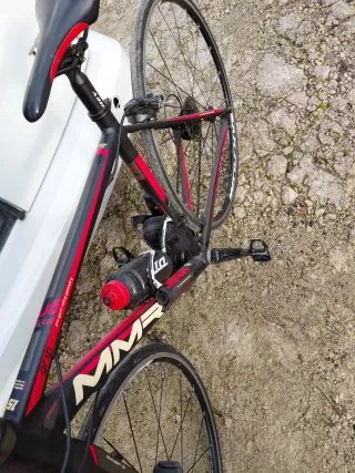 Bici de carretera roja y negra