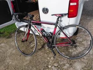 Bici de carretera roja y negra