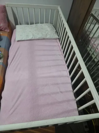 Cuna con colchón y basurero