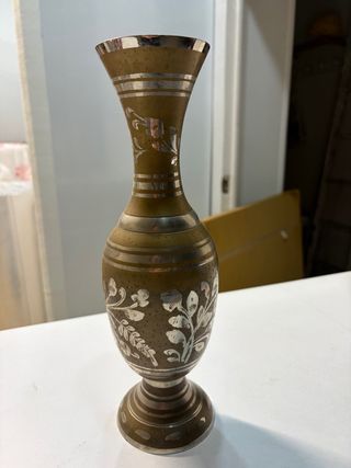 Jarrón de latón con diseño floral