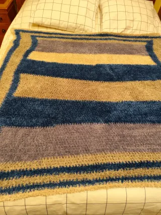 Manta suave Tundra crochet beige y azul