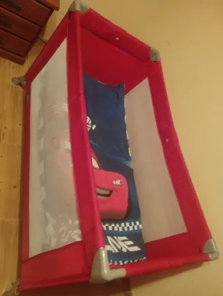 Cuna de viaje plegable roja marca Chicco