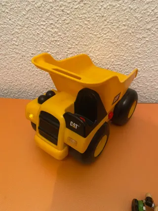 Camión Volquete Amarillo CAT Juguete