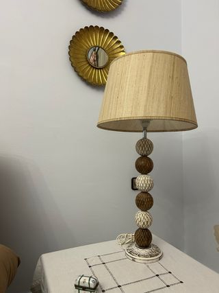 Lámpara de mesa beige y marrón