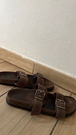 Sandalias marrones con hebillas