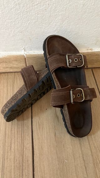 Sandalias marrones con hebillas