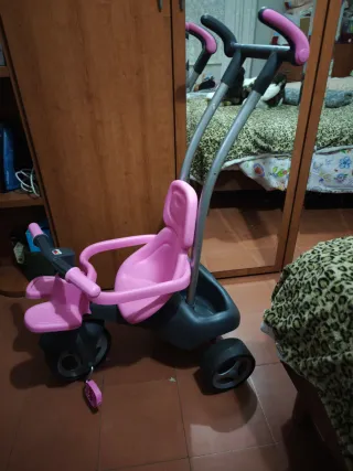 Triciclo infantil rosa con manillar