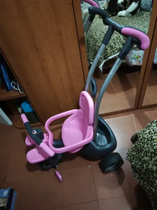 Triciclo infantil rosa con manillar