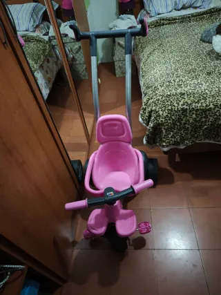 Triciclo infantil rosa con manillar