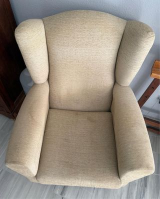 Sillón orejero beige tela