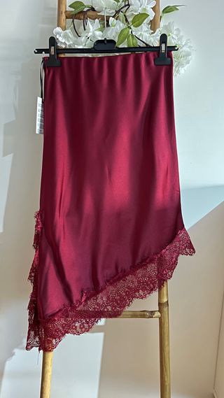 Saia assimétrica com renda