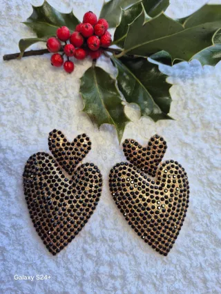 Brincos Coração Dourado com Pedras Pretas