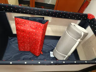 Cuna de viaje de El Corte Inglés con colchón