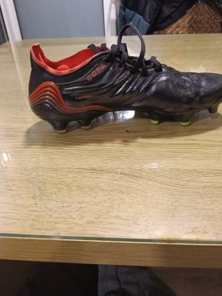 Botas de fútbol Adidas Copa negro con naranja.