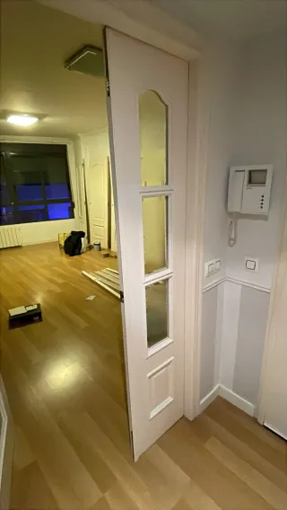 Puerta de madera maciza con cristales